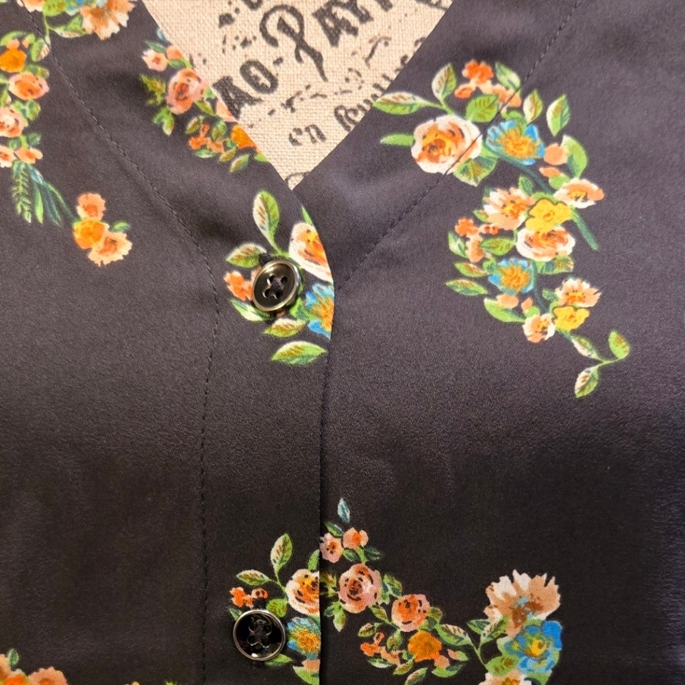 NWT CAbi Dark Floral Button-Up Blouse Sz M - Picture 4 of 5
